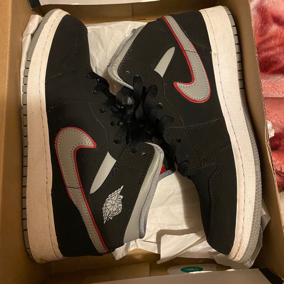 Air Jordan 1 mid (GS) - Picture 2 of 5